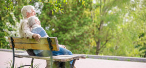 deux personnes agées sur un banc