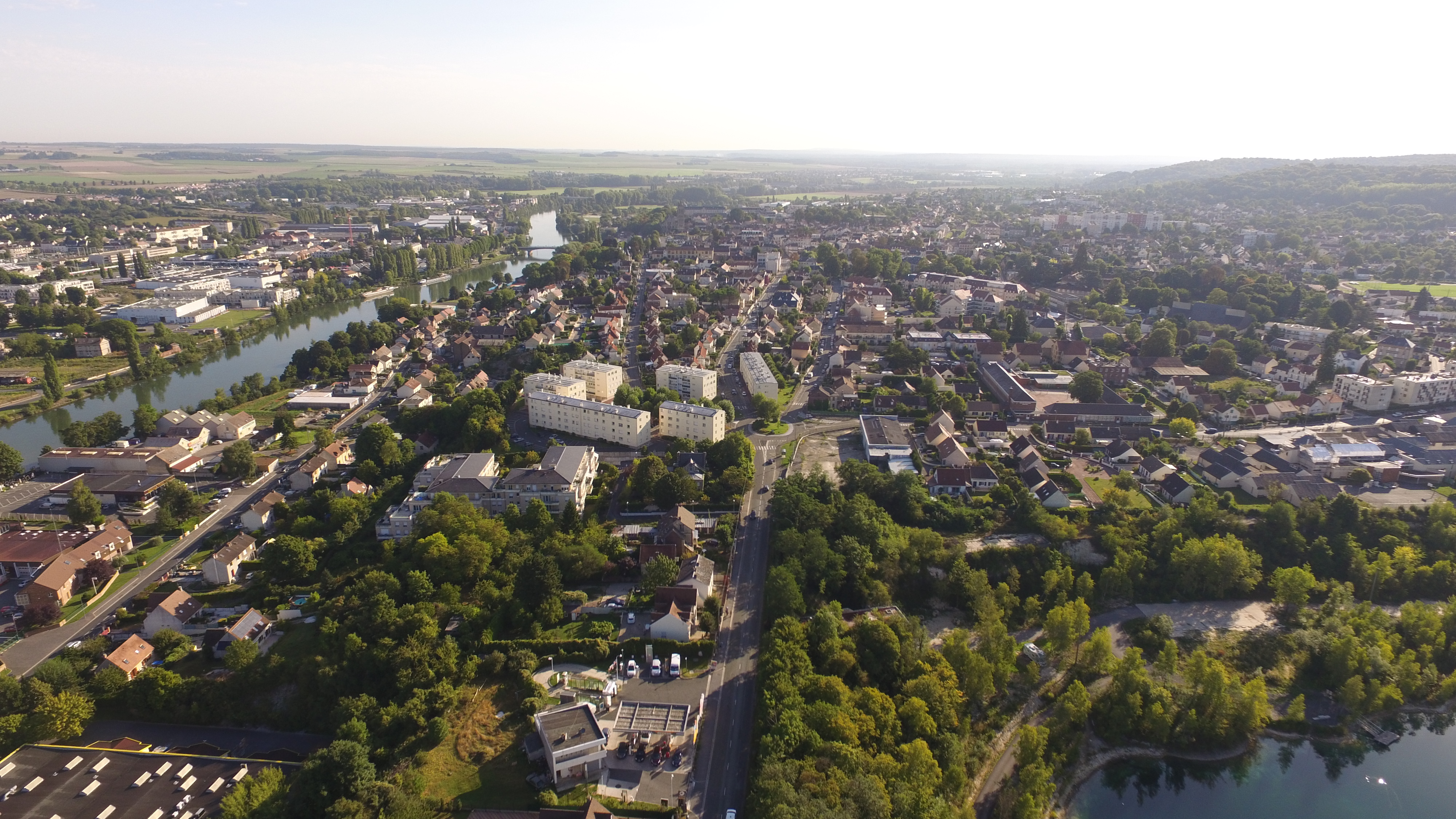 Vue aérienne de Beaumont-sur-Oise : rues de l'Isle-Adam et Jean Zay